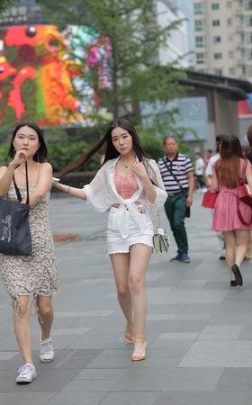 一处梅花一处情 ，半含羞涩半含风