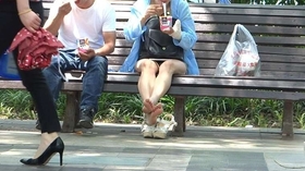 公园长椅晒美足的少妇