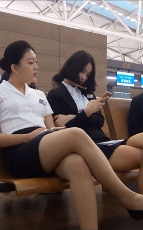 机场挑鞋的高颜值制服丝袜美女
