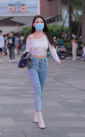 浅蓝色紧牛美女 [18P]