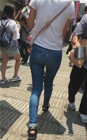 牛仔紧身短发妹子