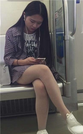 有点小无聊的妹子，你睡觉我摄你肉丝板鞋大长腿。