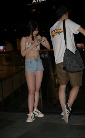 清凉热裤蜜臀小妹 [19P]
