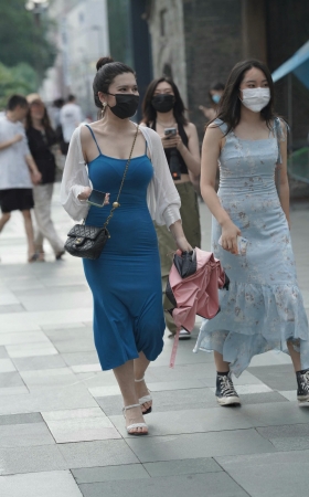裹身蓝裙韵味美眉 [17P]