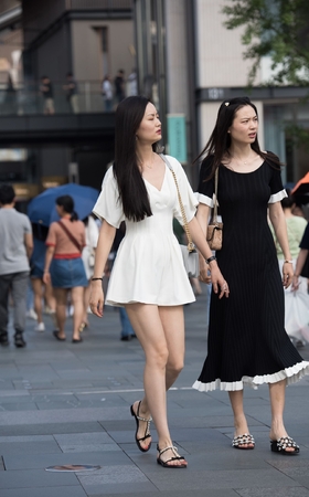 凉鞋短裙美女