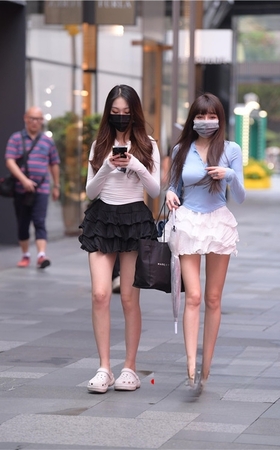 黑裙白裙俩美女(97P)