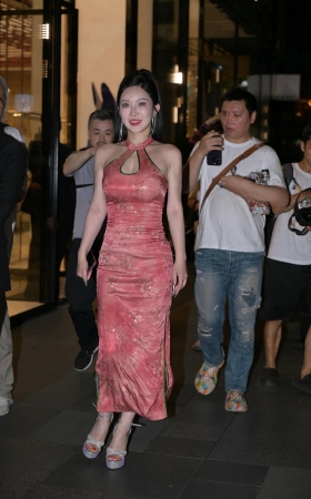 搭讪开衩裙性感美女 [17P]