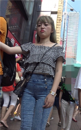 紧身牛仔裤妹子