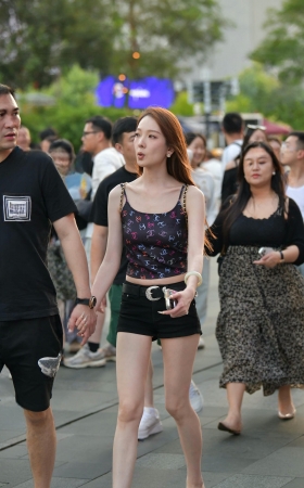 黑色热裤美腿女友 [16P]