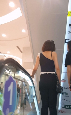 买衣服的黑色紧身裤饱满圆润翘臀长腿美女