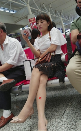 玩手机的短发美妇