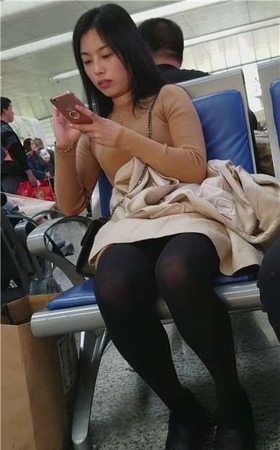 4k-高铁站候车室拍摄黑丝美腿大眼小清新女神姐姐