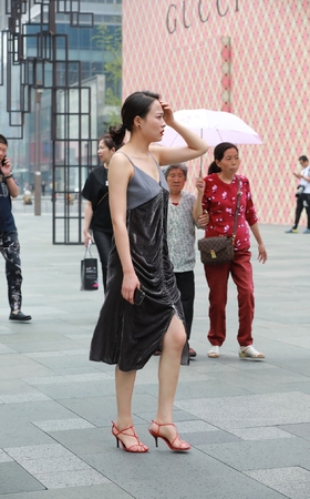 红色的玫瑰性感丰韵的女人