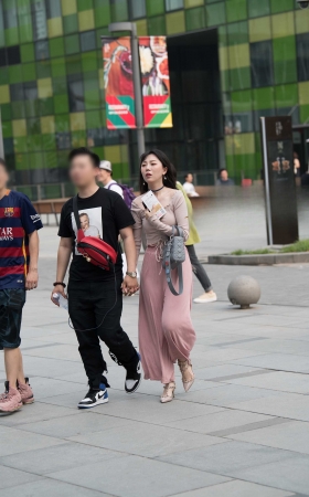 丰满、圆润、性感橙色贴身紧身裤美女 [15P]