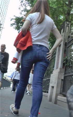 紧身牛仔裤