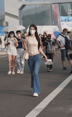 清爽喇叭牛仔裤