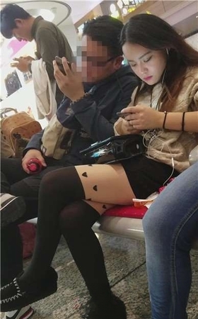 4k-车站候车室拍摄长腿黑丝美眉，个性丝袜颜值高。