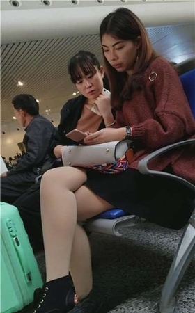 4k-高铁站候车室拍摄极品长腿美眉，性感的嘴唇很迷人。