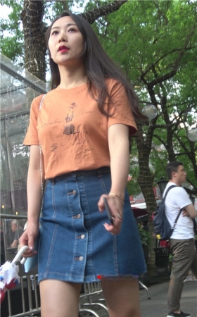 漂亮的牛仔裙小姐姐