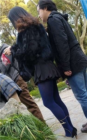 4k超清，街拍公园游玩的蓝色丝袜美妇