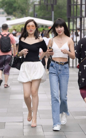白皙美腿闺蜜 [12P]