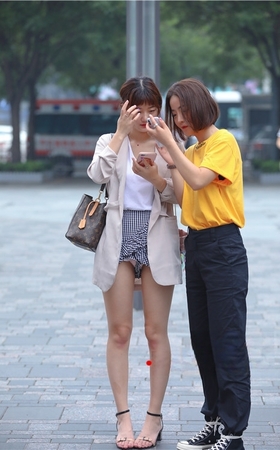 玩手机的小姐姐(62P)