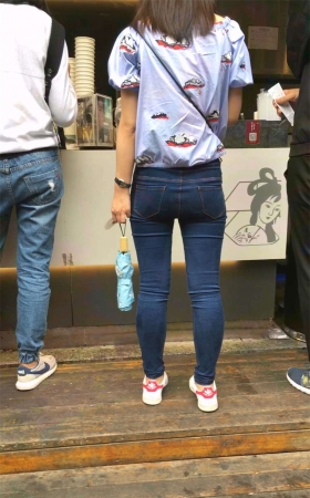 蓝色牛仔裤小美女