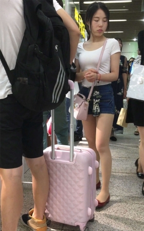 边走边吃的牛仔短裤美女