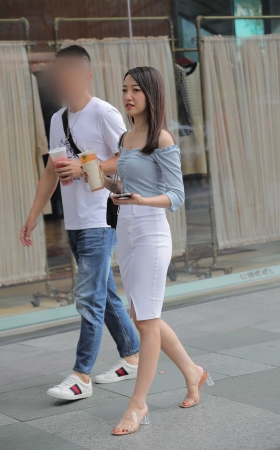 端庄素雅的白色包臀裙美女 [20P]