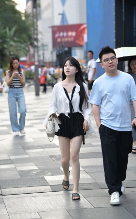 白皙美腿女生
