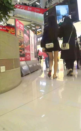 商场夹娃娃的美腿美女