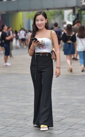甜美笑容的裹胸装小姐姐 [23P]