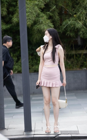街拍粉色裙白皙美女 [19P]