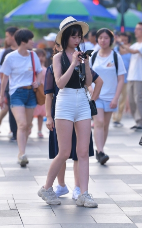 夏日炎炎，高腰紧身热裤美眉 [15P]