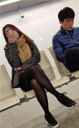 4k-黑丝美腿运动鞋美女看手机认真