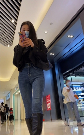 黑靴牛仔裤小姐姐