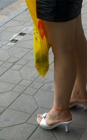 高跟少妇公车站点等车