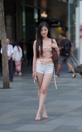 搭讪街拍清甜可口白热裤美眉 【图片➕视频】 [20P]