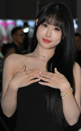25918-1-64√佛山改装车-百褶裙大白腿美足车模 11P