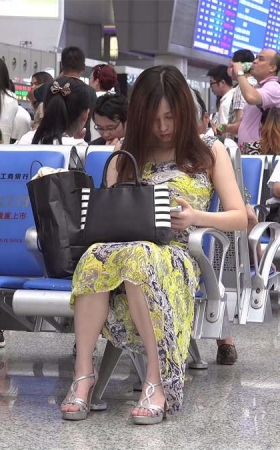 少女矜持端坐，这双脚胜在小巧玲珑