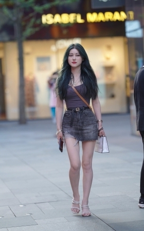 牛仔裙美眉