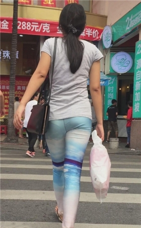 漂亮的彩色紧身裤美女