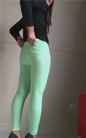 模拍漂亮的绿色紧身裤诱惑美女