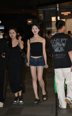 热裤大长腿性感女生