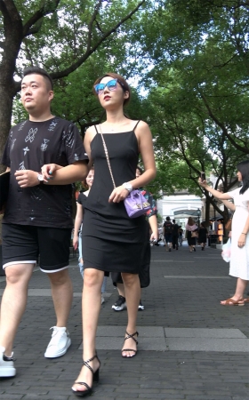 黑色吊带裙露背美女