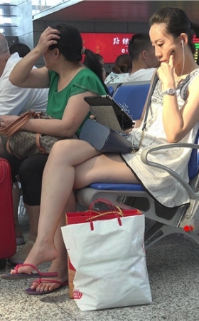 听歌玩手机的妹子