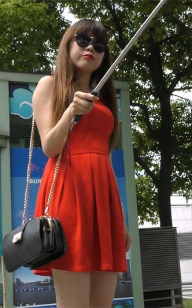 女神忙着自拍