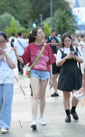 街拍热裤眼镜妹 [18P]