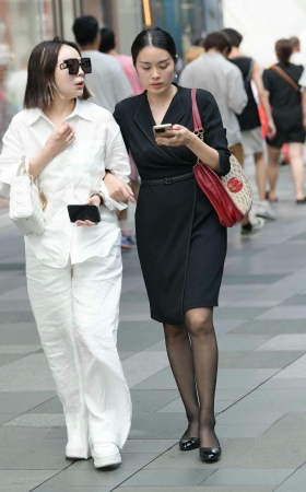 2546-4=48√街头随拍，黑丝轻熟 9P