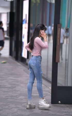 聊电话中的紧牛小姐姐 [15P]